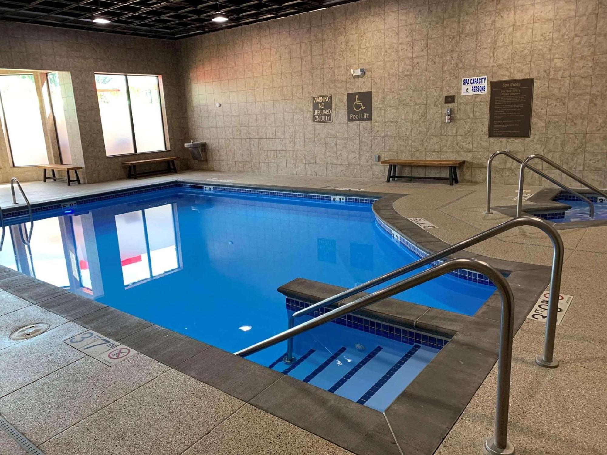 里弗福尔斯丽笙酒店 River Falls 外观 照片