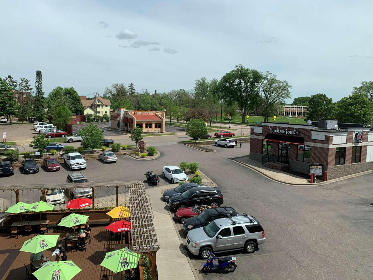 里弗福尔斯丽笙酒店 River Falls 外观 照片